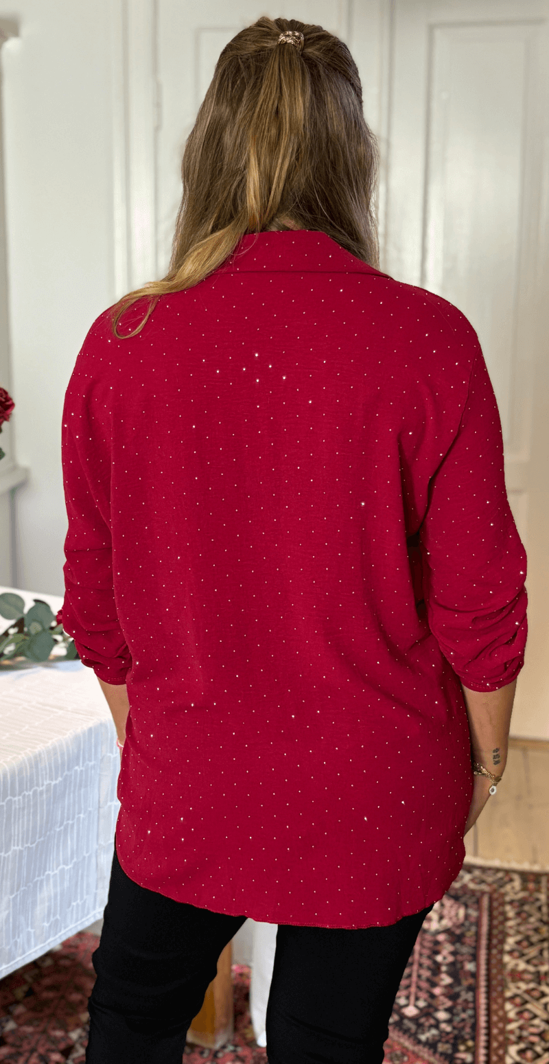Emmeline skjortebluse med similisten bordeaux LikeLondon