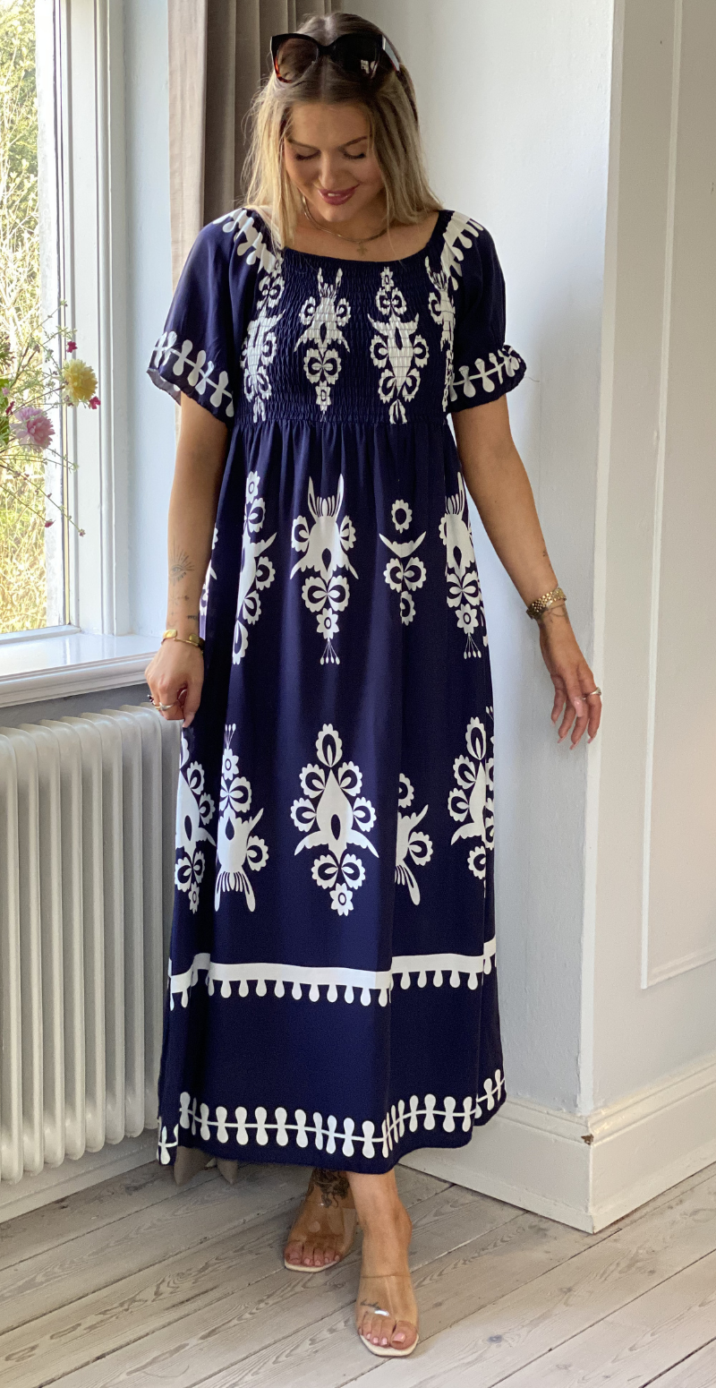 Forudbestil uge 19 Elga lang kjole med smock og mønster navy LikeLondon