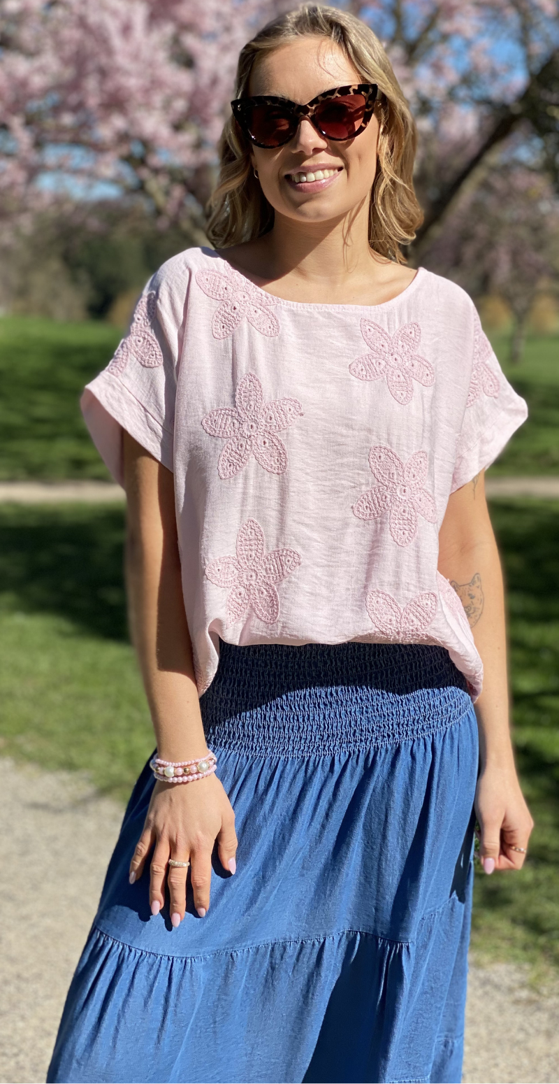 Zrita bluse med korte ærmer og hæklede blomster rosa LikeLondon