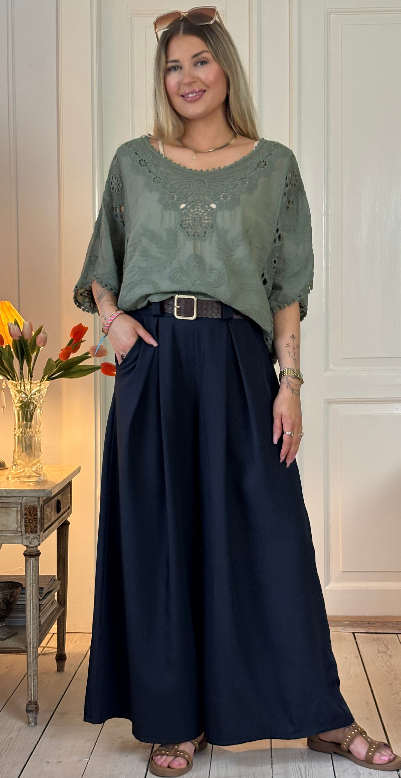 Romea bukser med vidde og bælte navy LikeLondon