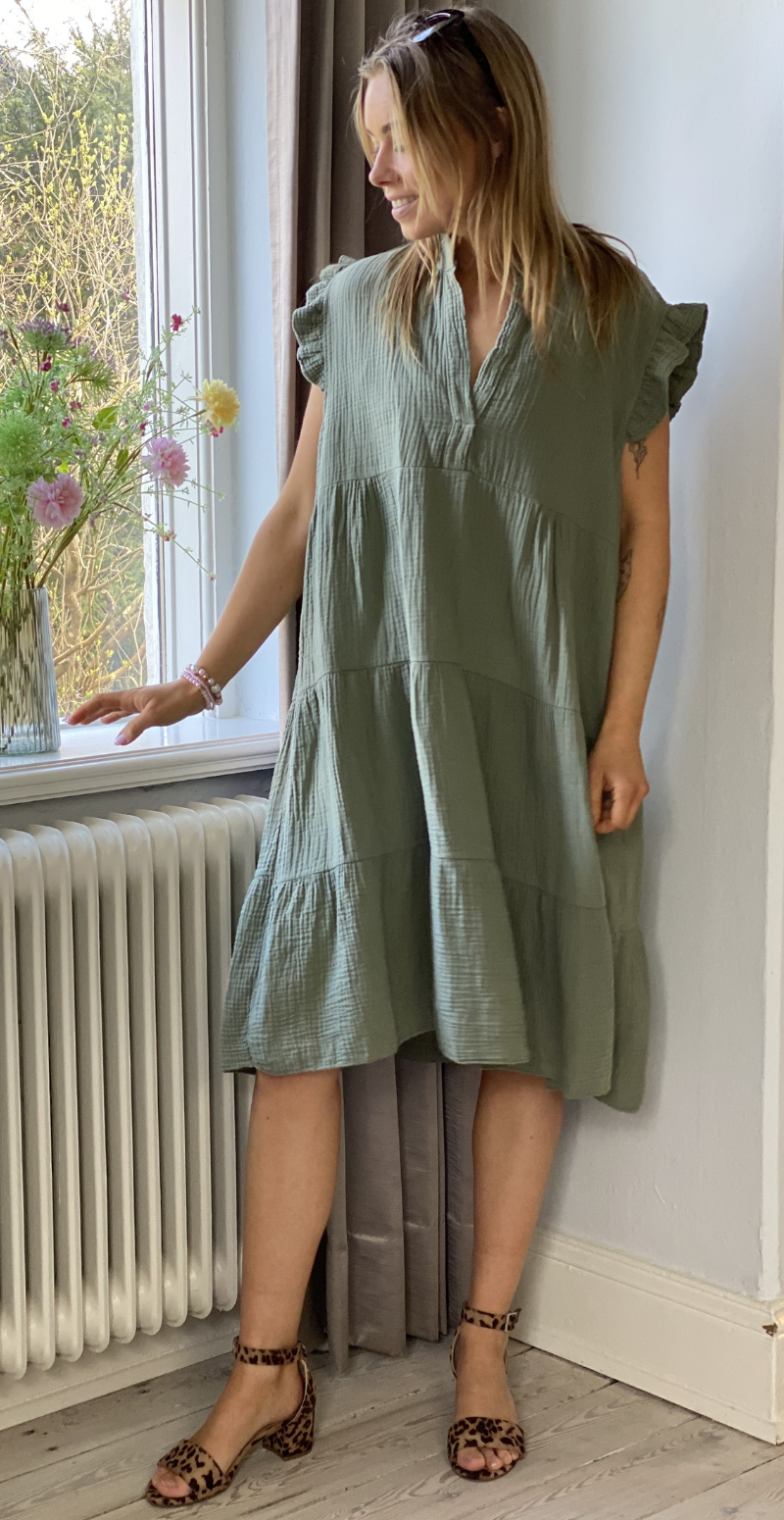 Fransiska kort kjole med peplum og korte ærmer khaki LikeLondon