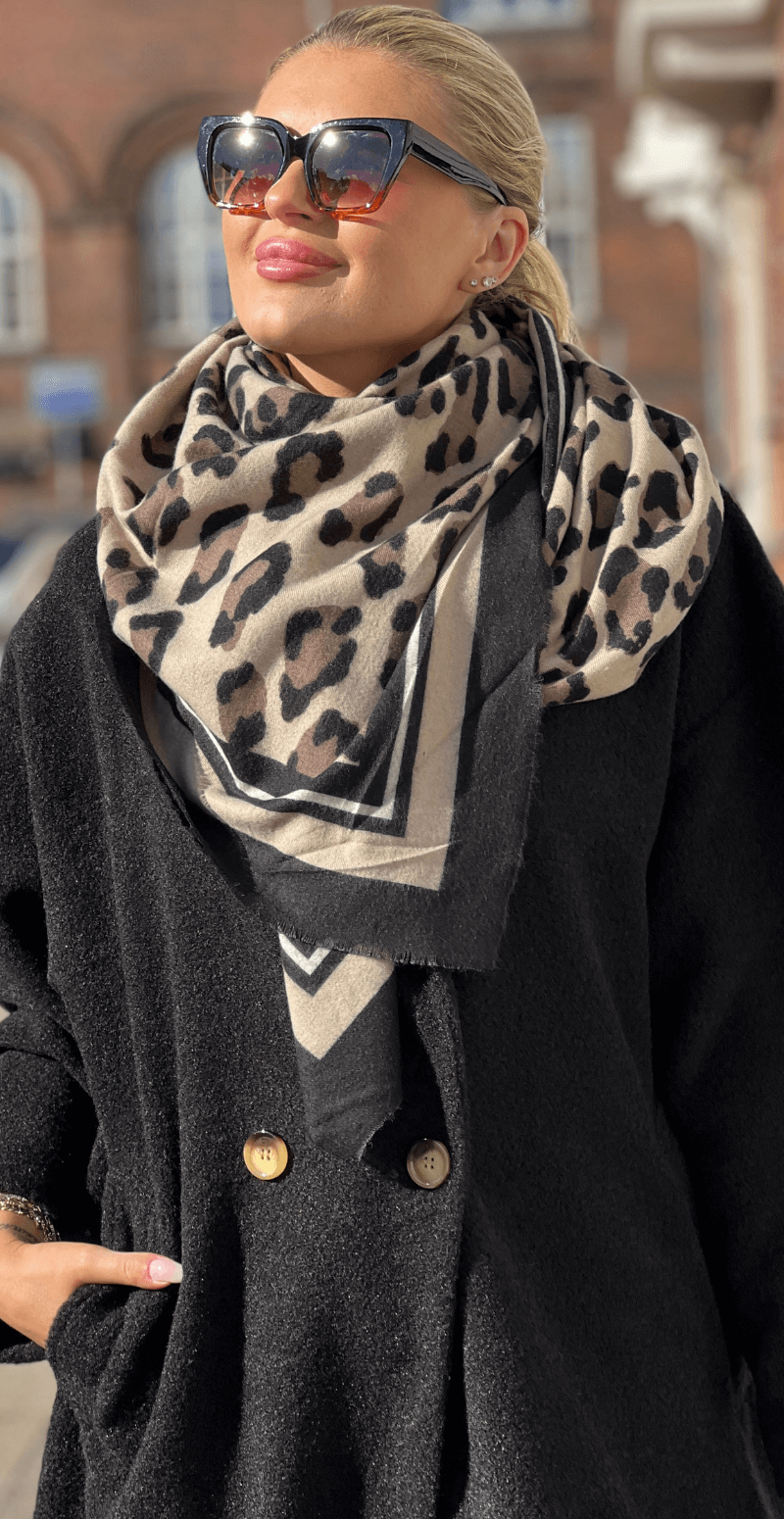 Tørklæde med leopardprint beige LikeLondon