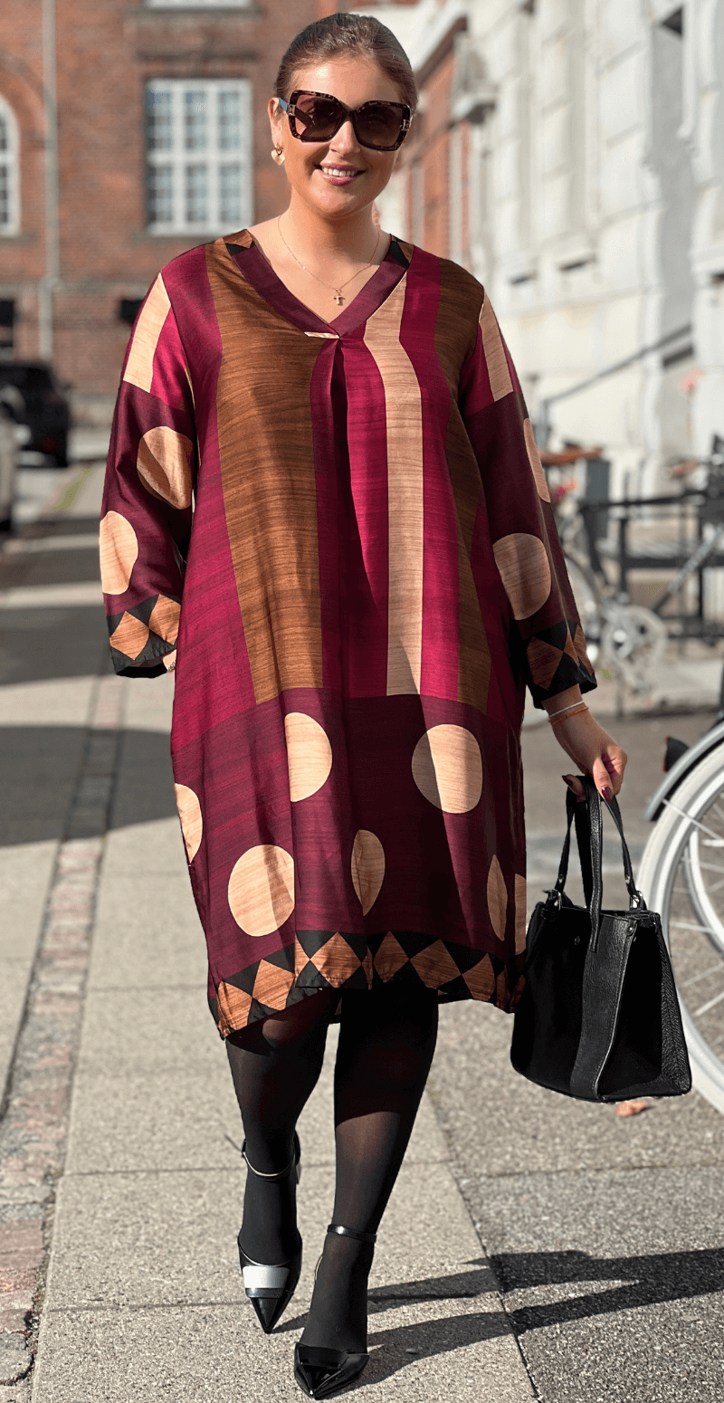 Joanna kjole i satin-look med brede striber og prikker bordeaux LikeLondon