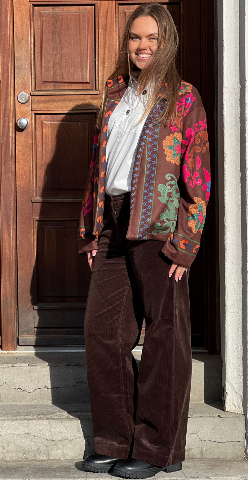 Estelle jakke i ruskindslook med broderet tiger tryk brun LikeLondon