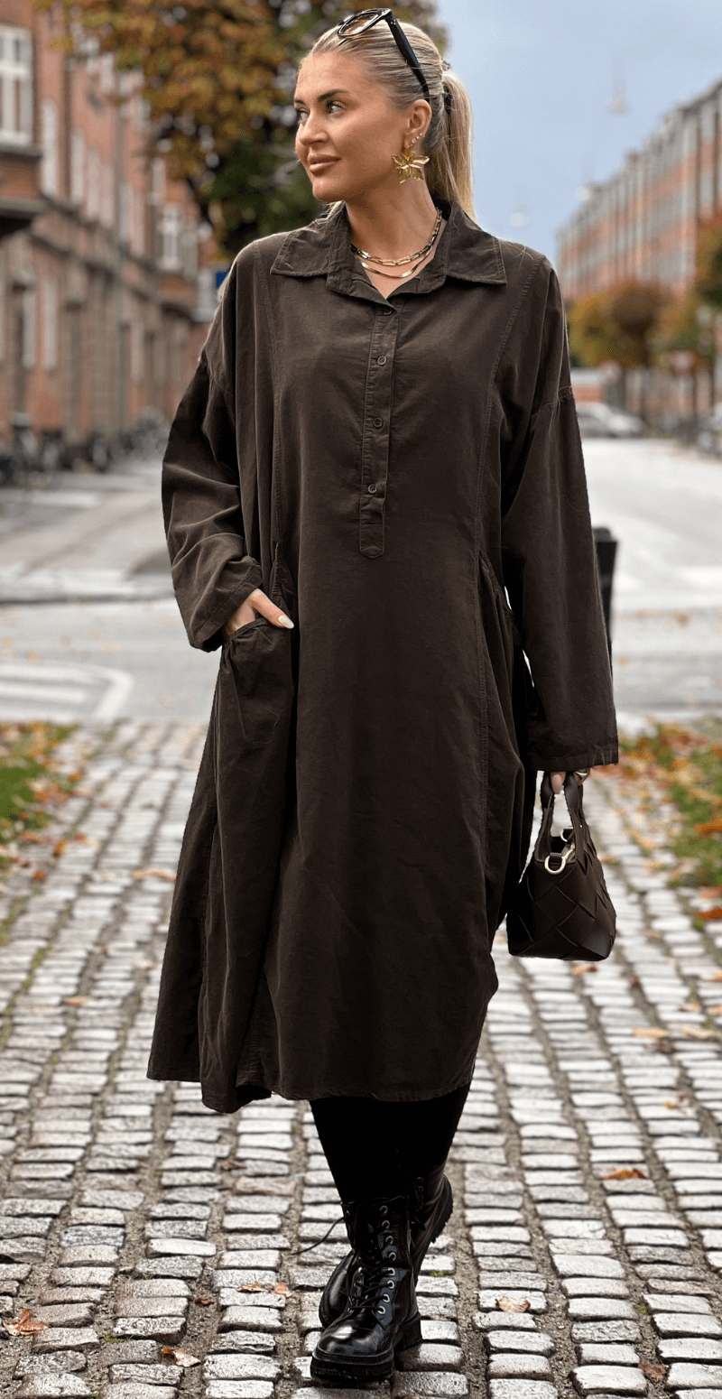 Yanna fløjlskjole med dybe lommer og stolpelukning brun LikeLondon