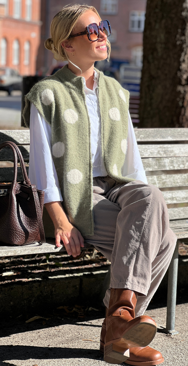 Klara strikvest med prikker og lynlås fortil olive LikeLondon