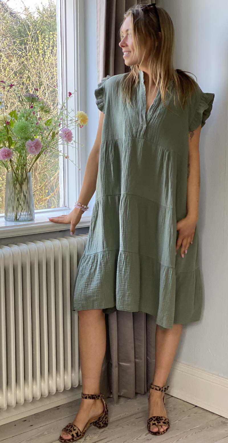 Fransiska kort kjole med peplum og korte ærmer khaki LikeLondon