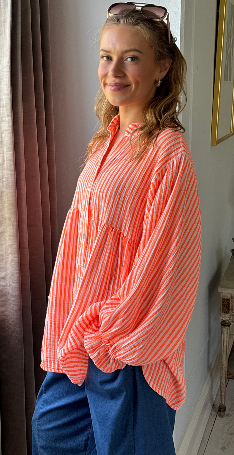 Zelina stribet bluse i musselin med vidde og ballonærmer orange LikeLondon