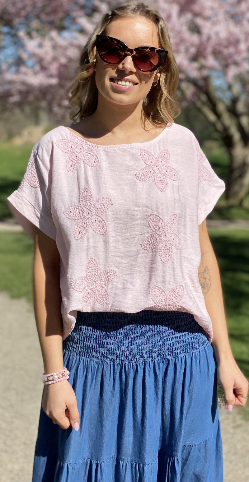 Zrita bluse med korte ærmer og hæklede blomster rosa LikeLondon