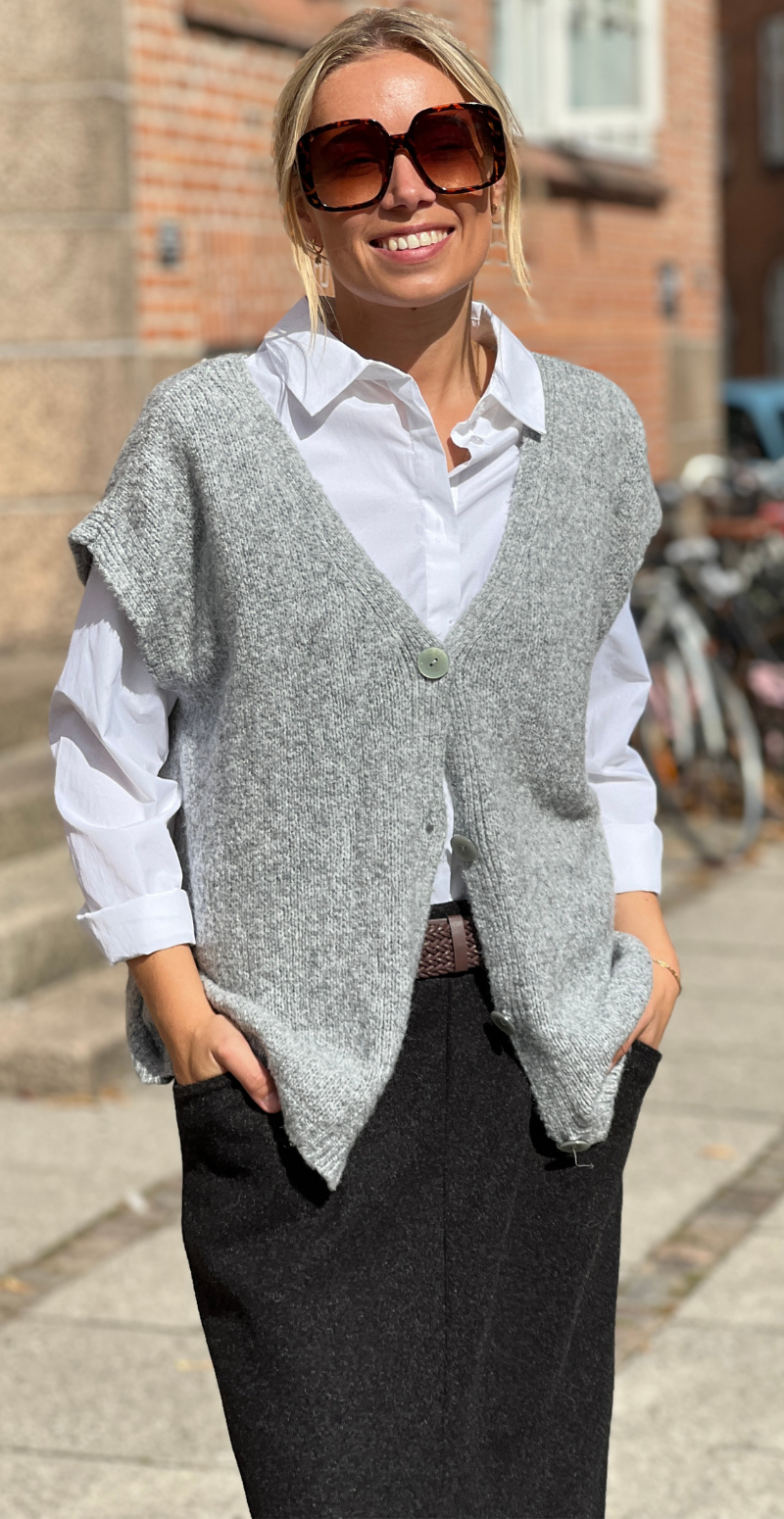 Phoebe strikvest med knapper grå LikeLondon