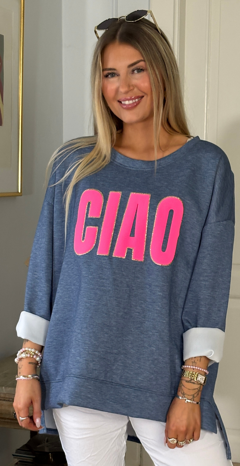Forudbestil uge 8 Wanda sweatshirt med rund hals og "ciao" denim LikeLondon