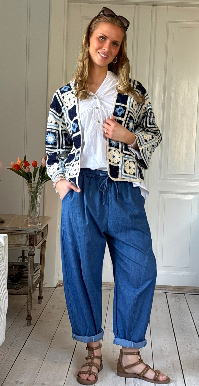 Alyssa hæklet cardigan med blomstermotiv navy LikeLondon