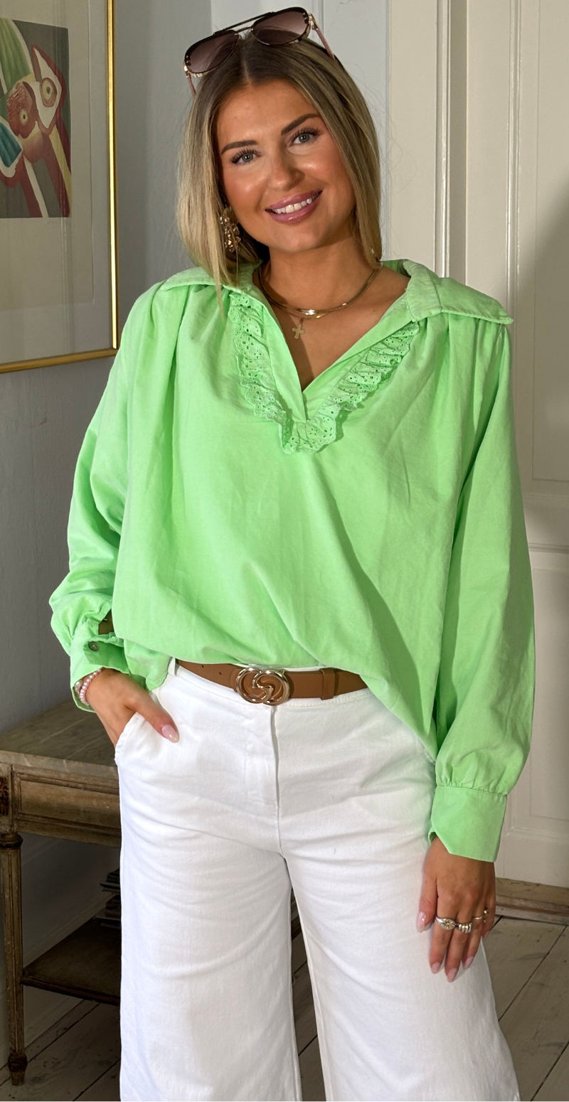 Otella fløjlsbluse med v-hals og flæsekant grøn LikeLondon