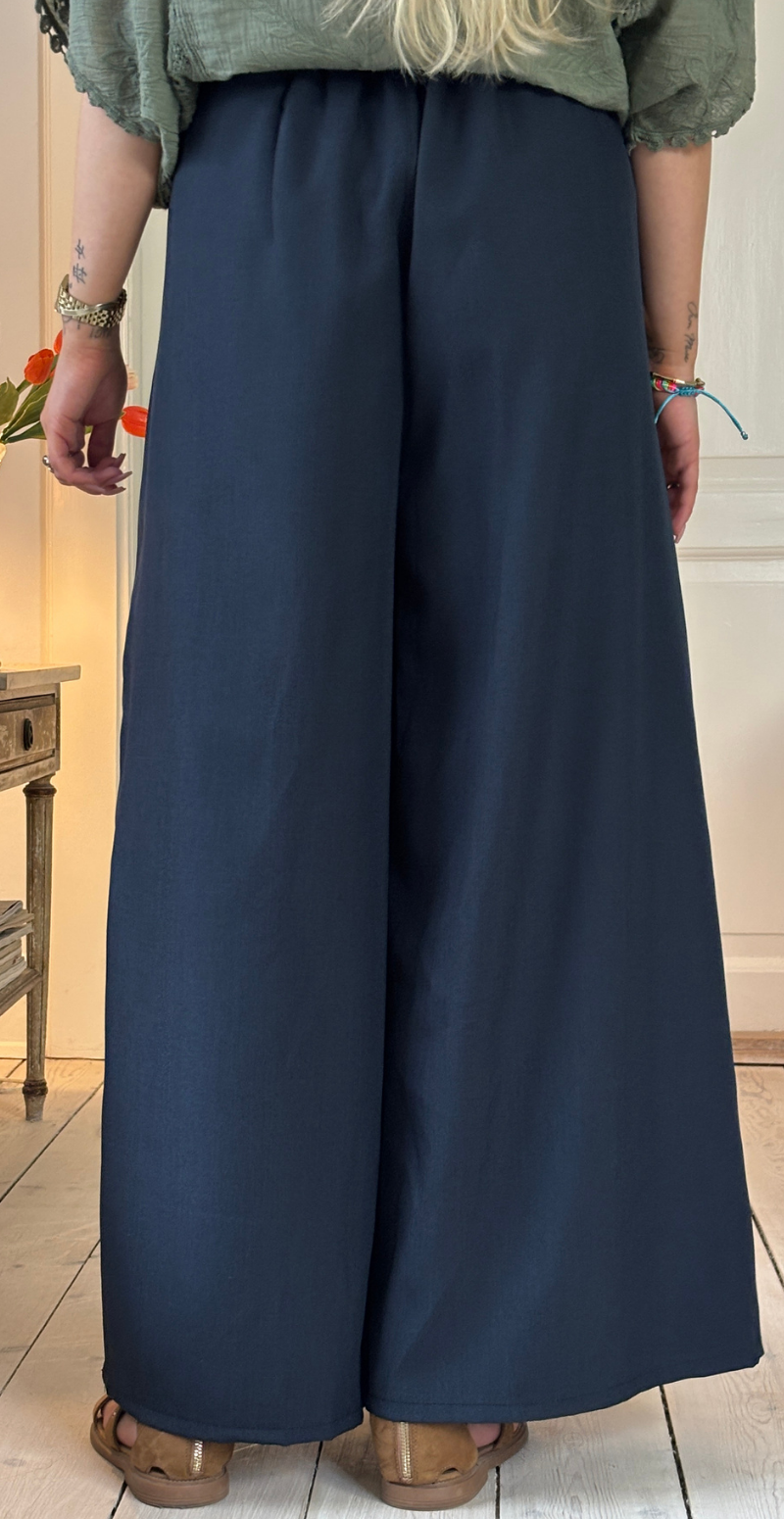 Romea bukser med vidde og bælte navy LikeLondon