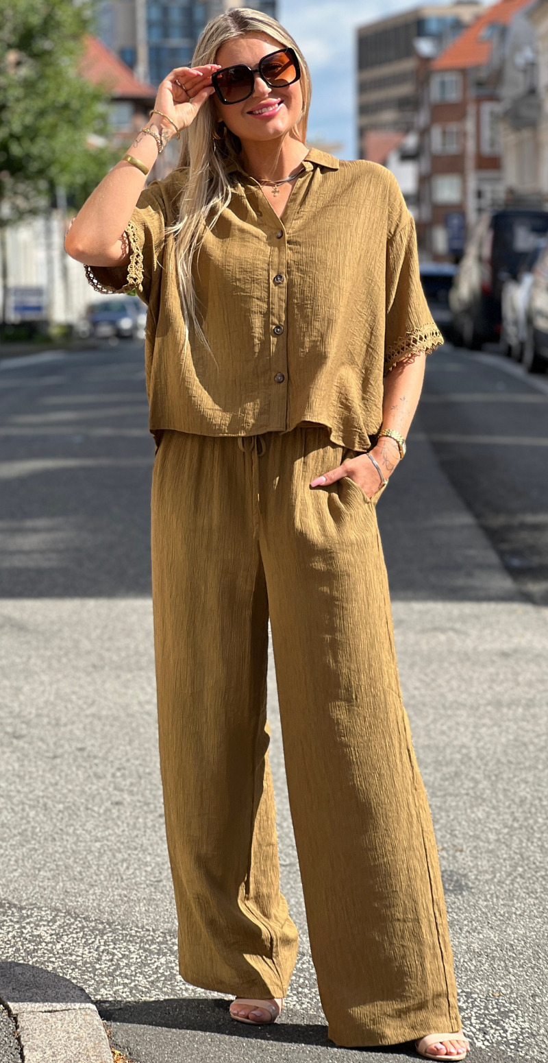 Regina skjortebluse med blondekant oliven LikeLondon