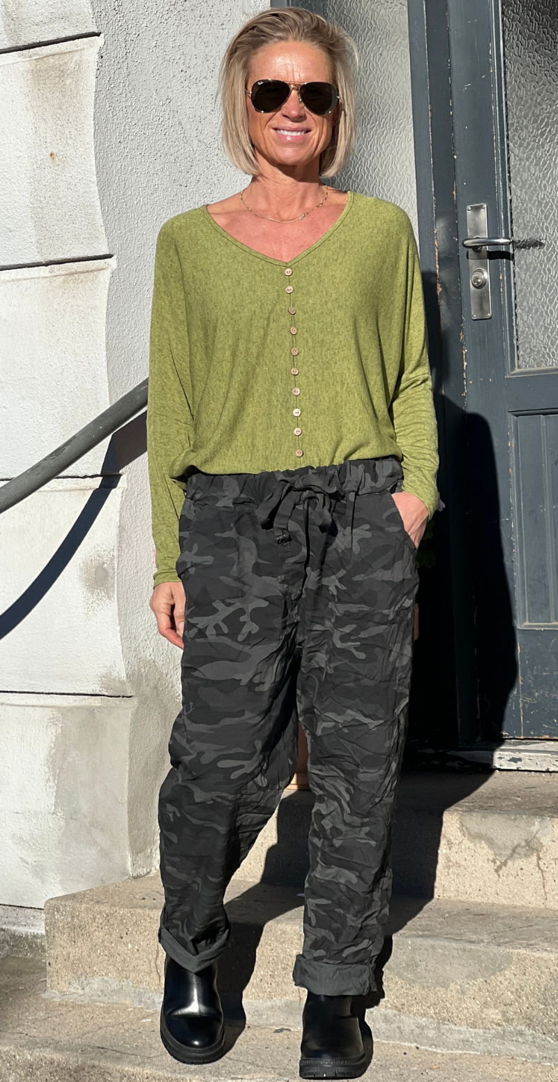 Josephine bluse med pynteknapper olio LikeLondon