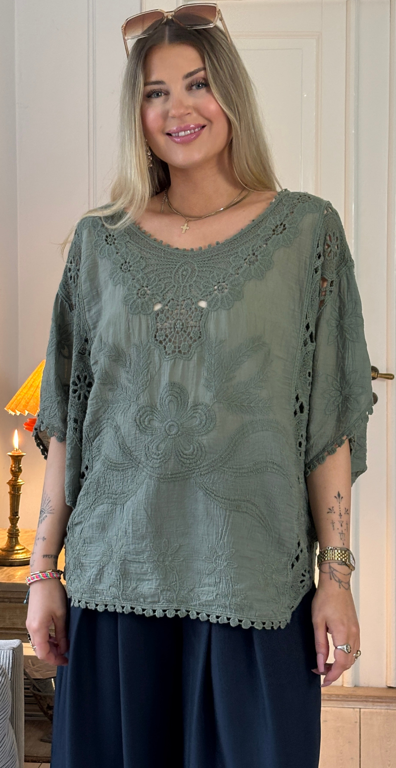 Myrna bluse med blondemotiv khaki LikeLondon