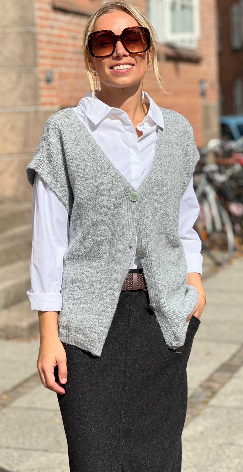 Phoebe strikvest med knapper grå LikeLondon