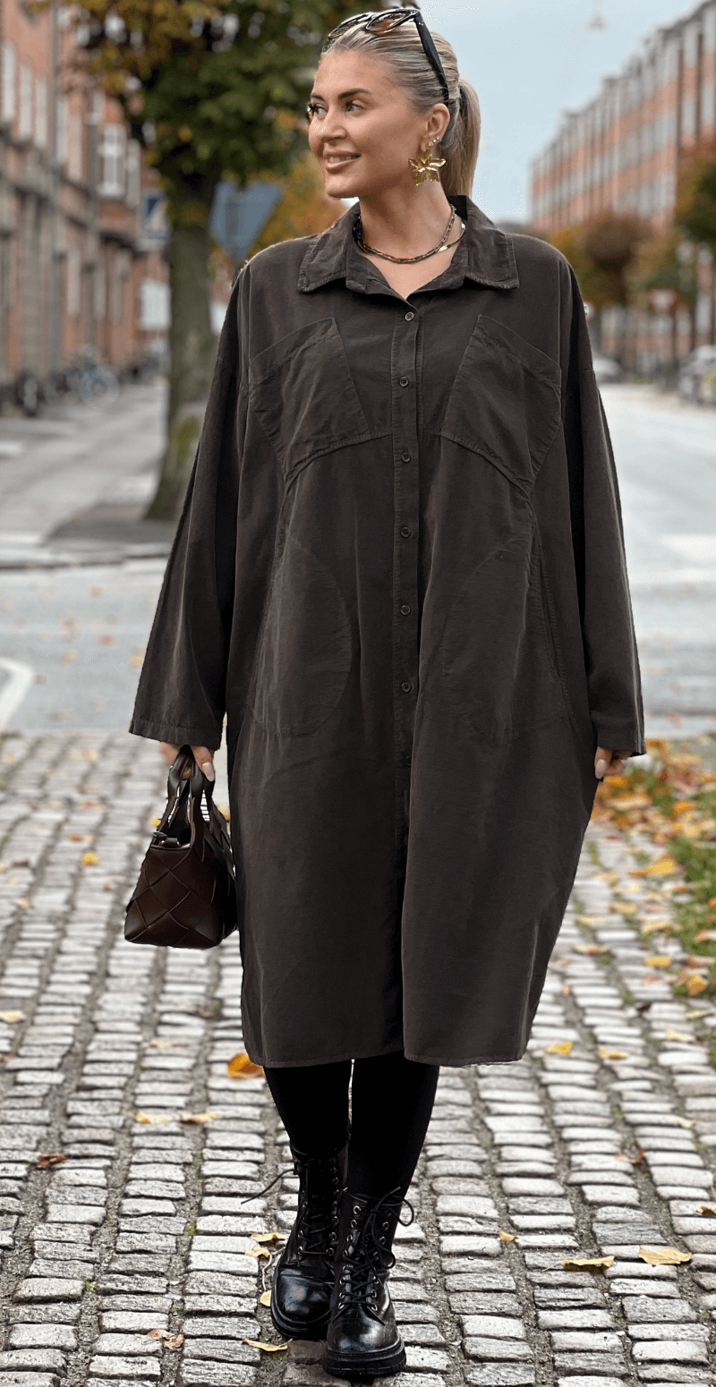 Falia fløjlskjole med knapper og lommer foran brun LikeLondon