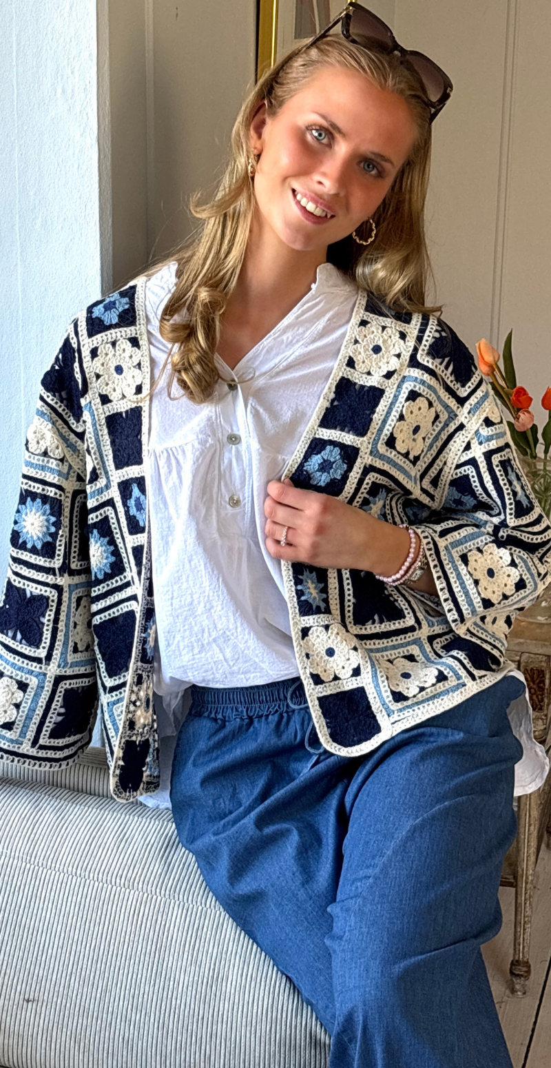 Alyssa hæklet cardigan med blomstermotiv navy LikeLondon