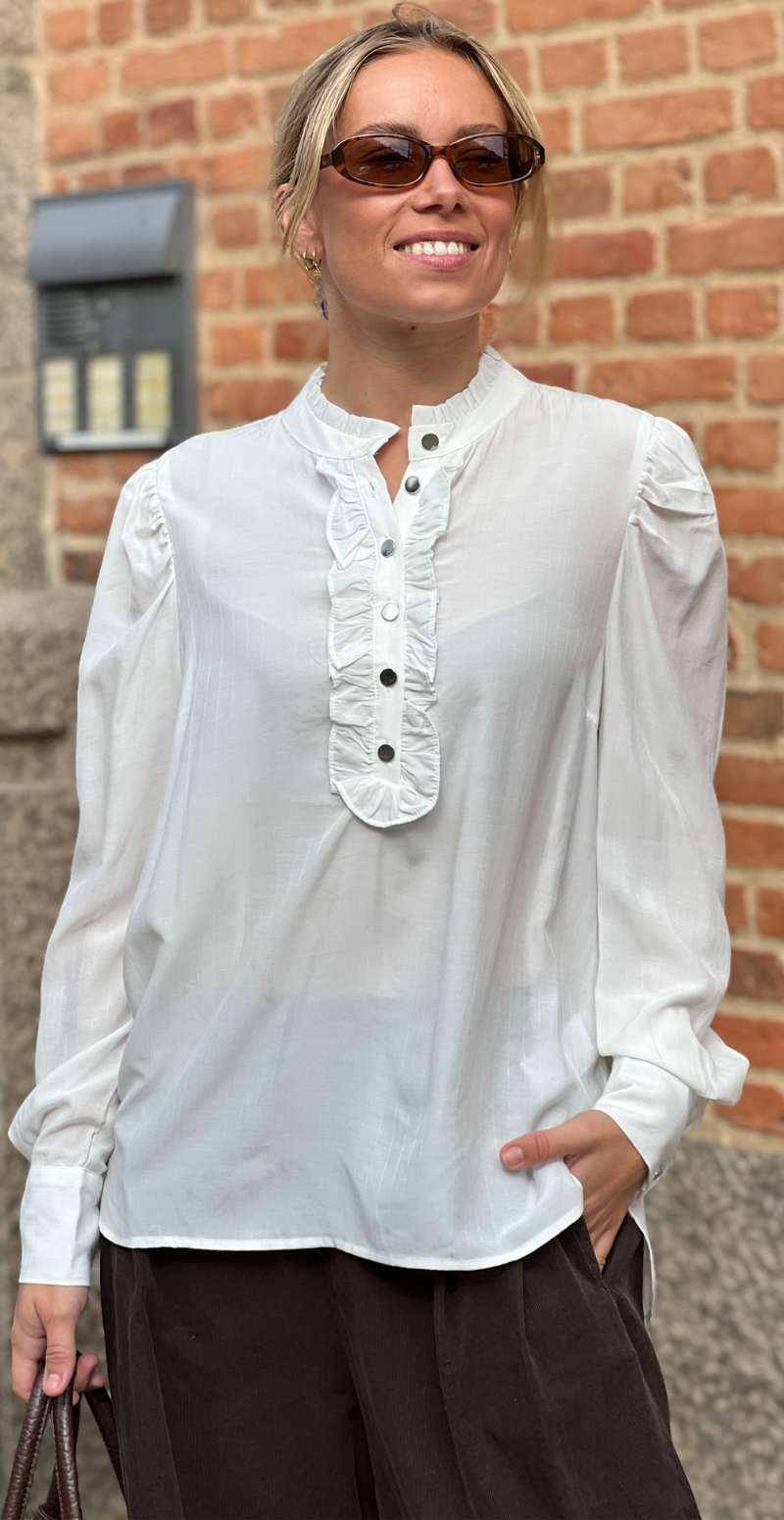 April bluse med flæse off white Freequent