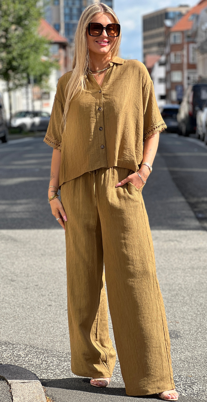 Regina skjortebluse med blondekant oliven LikeLondon