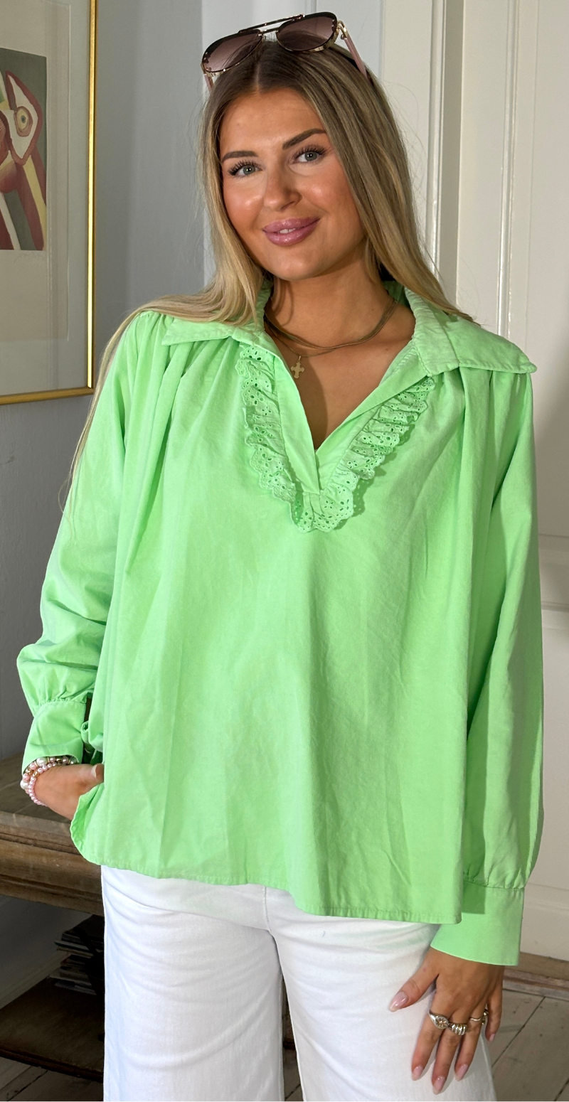 Otella fløjlsbluse med v-hals og flæsekant grøn LikeLondon