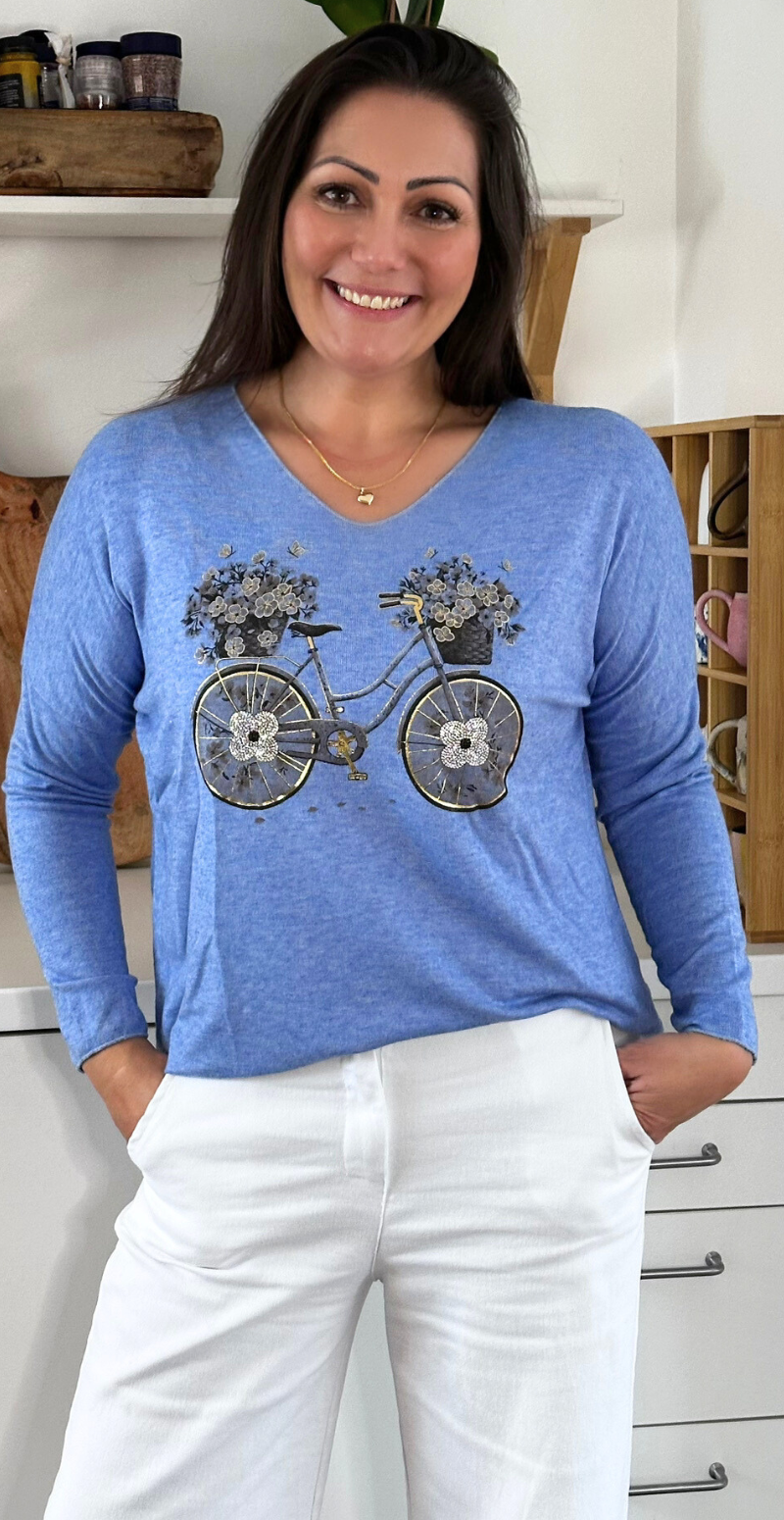 Elva bluse med v-hals og cykelmotiv blå LikeLondon By Christina