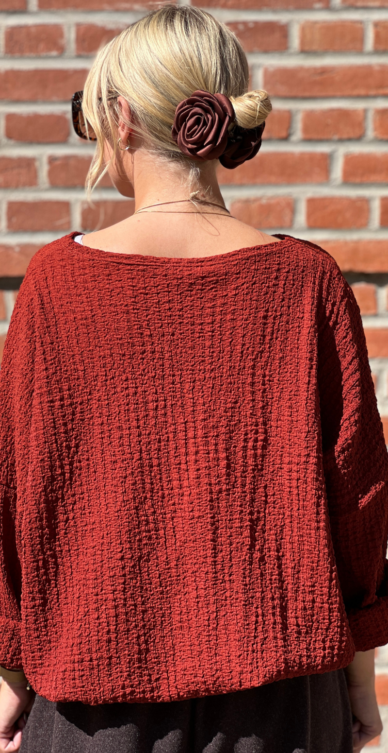 Fini krepp bluse med smykke terrakotta LikeLondon