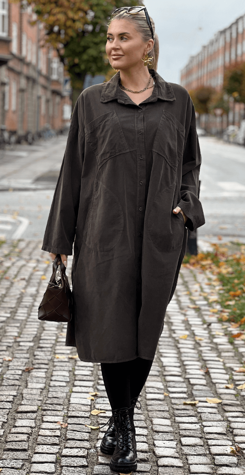 Falia fløjlskjole med knapper og lommer foran brun LikeLondon