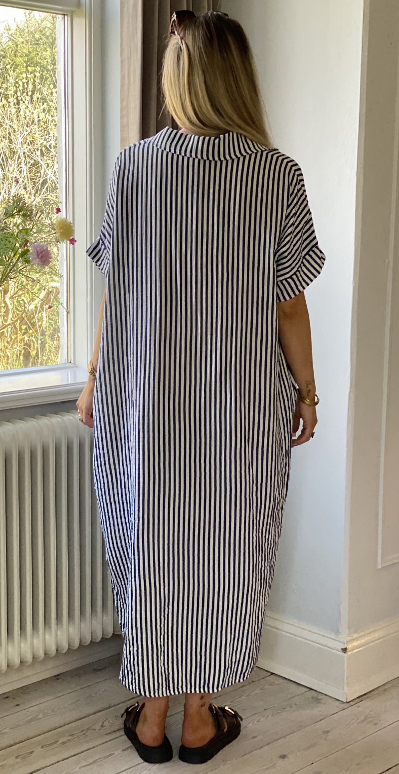 Freya stribet kjole med krave og lommer navy LikeLondon