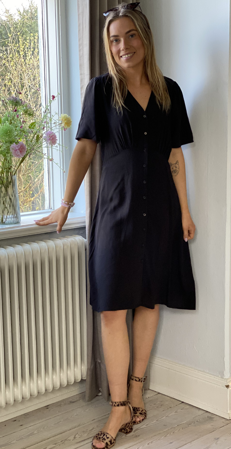 Joella kort kjole med v-hals meteorite B.young