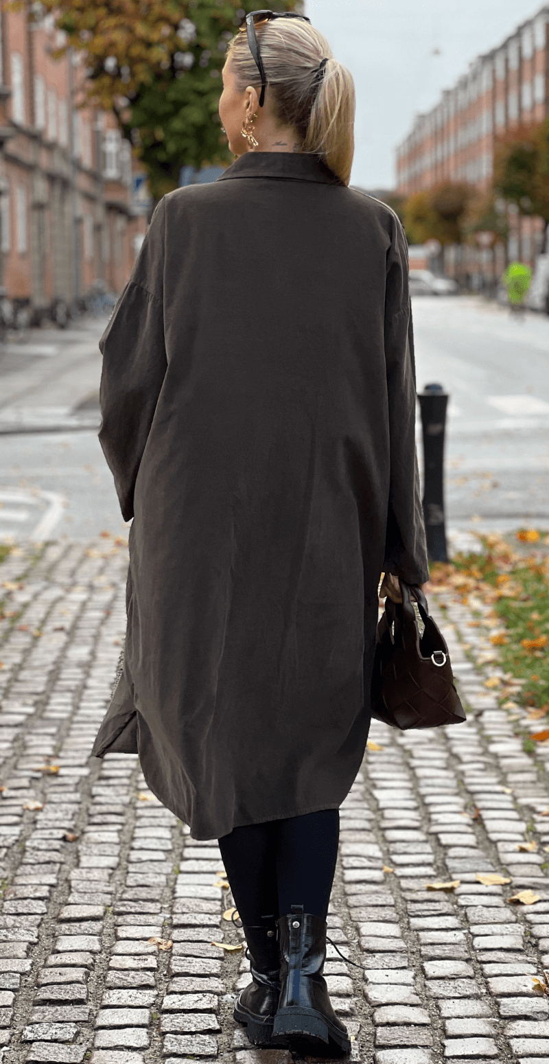 Falia fløjlskjole med knapper og lommer foran brun LikeLondon