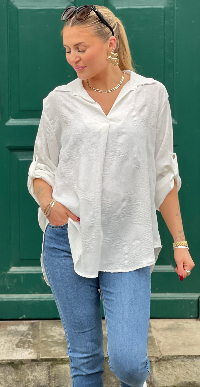 Amanda bluse med præget mønster og krave hvid LikeLondon