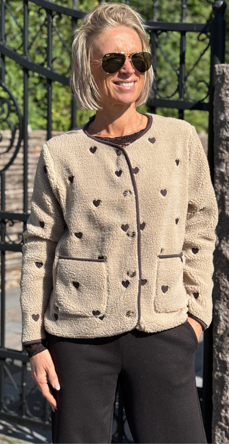 Zita teddy jakke med hjerter sand LikeLondon