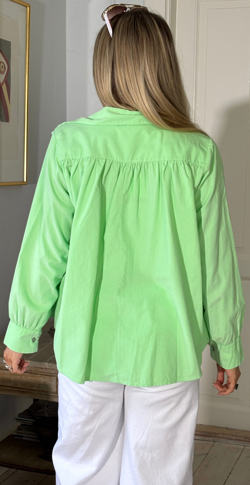 Otella fløjlsbluse med v-hals og flæsekant grøn LikeLondon