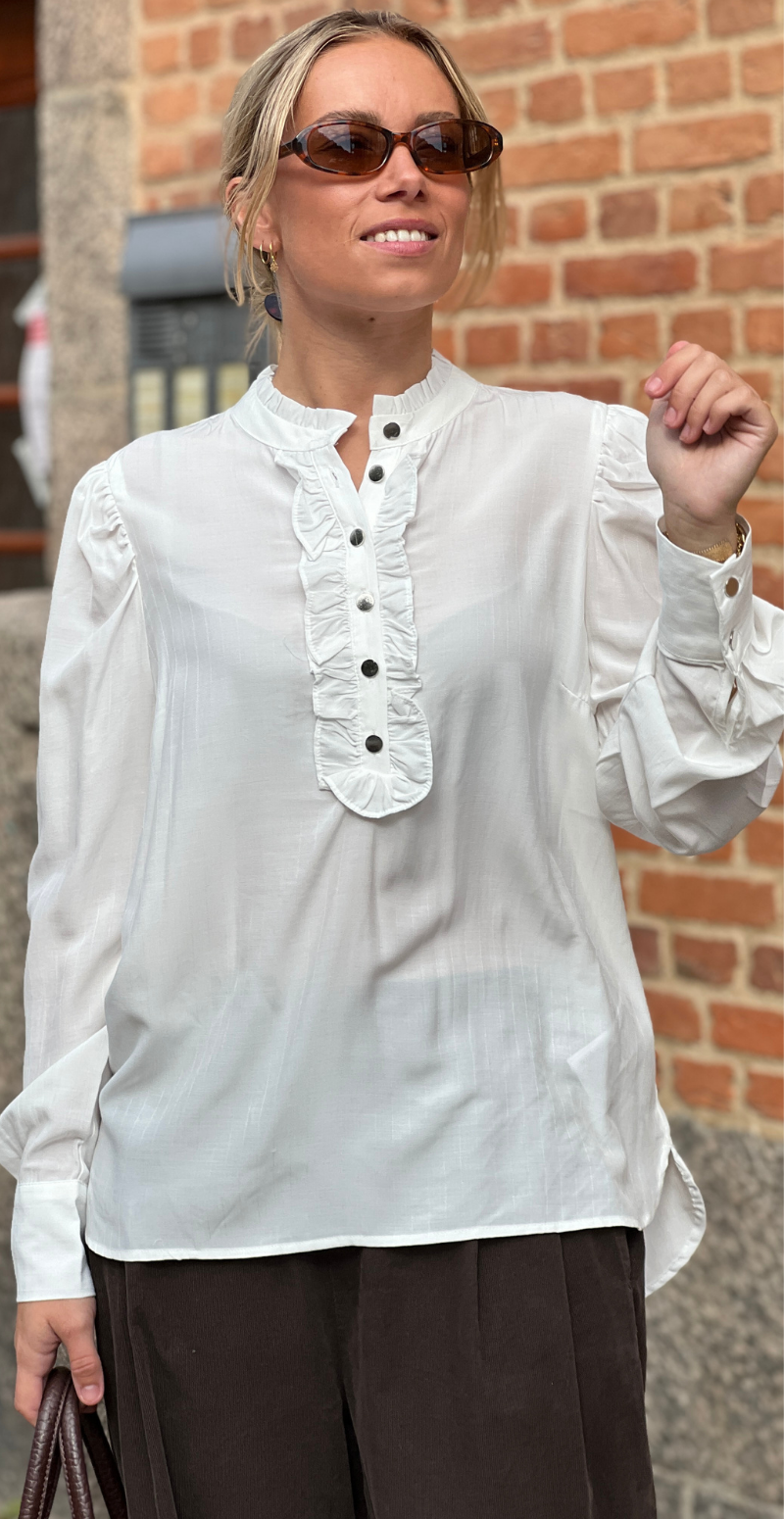 April bluse med flæse off white Freequent