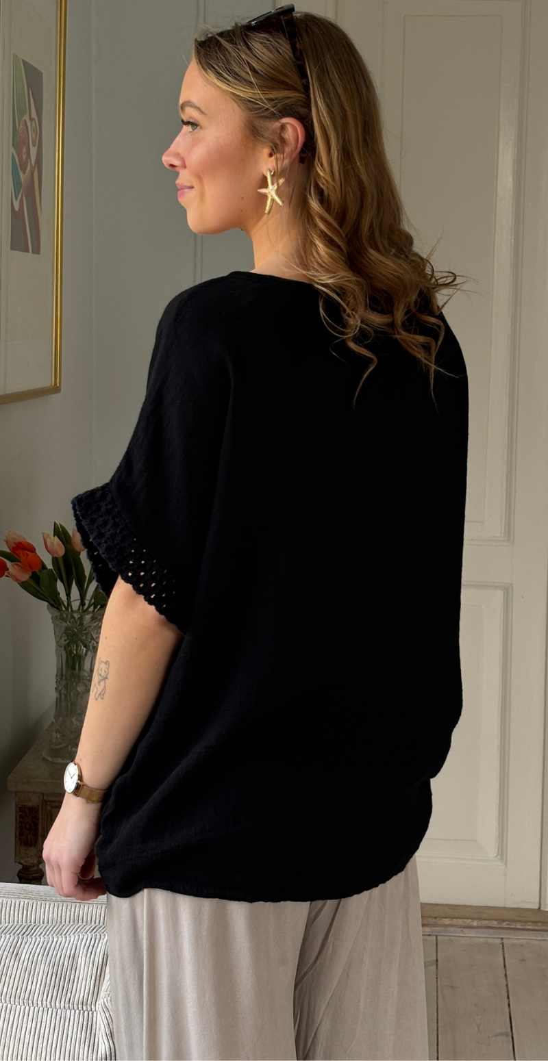 Gladys bluse med kort ærme og hæklede detaljer sort LikeLondon