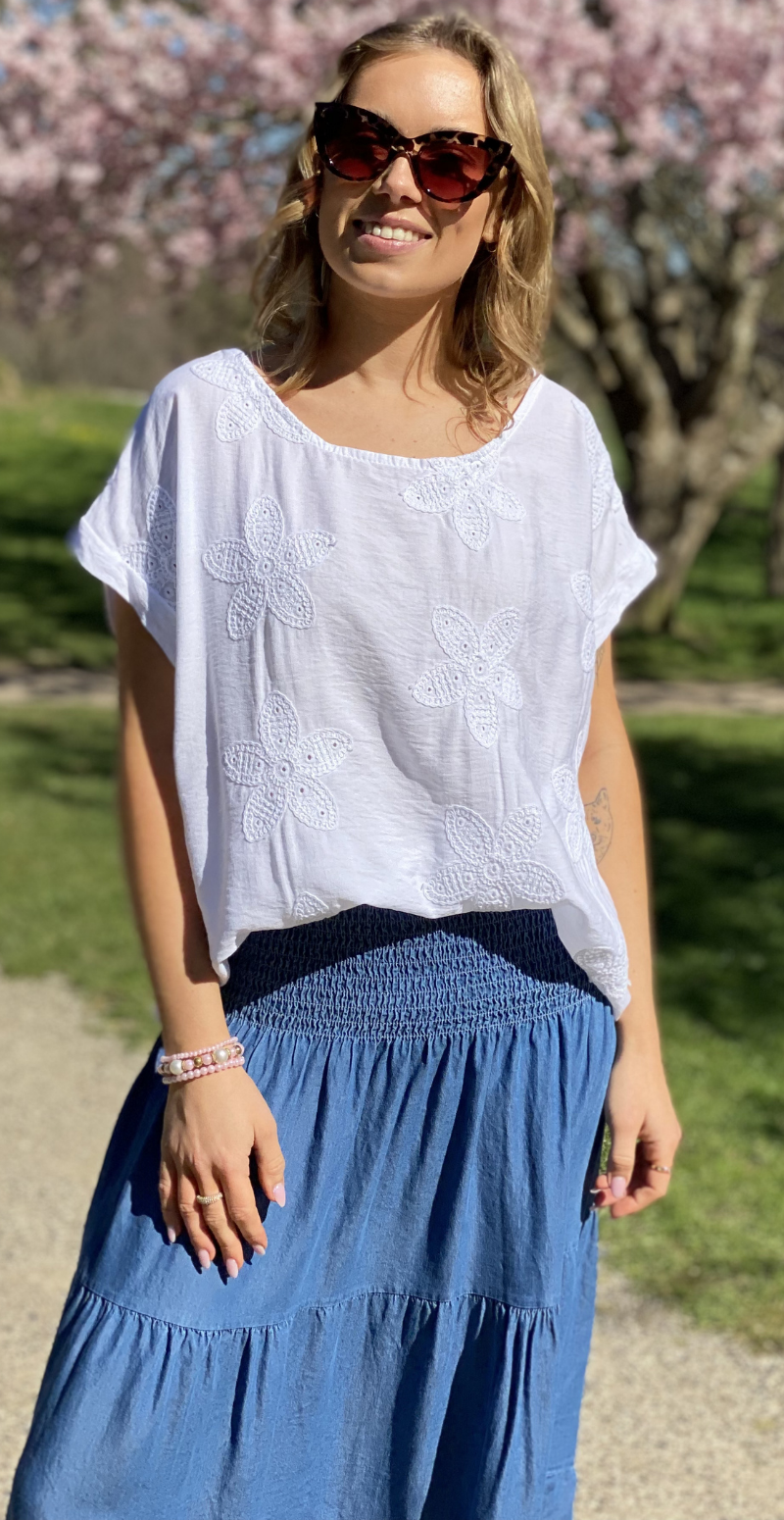 Zrita bluse med korte ærmer og hæklede blomster hvid LikeLondon