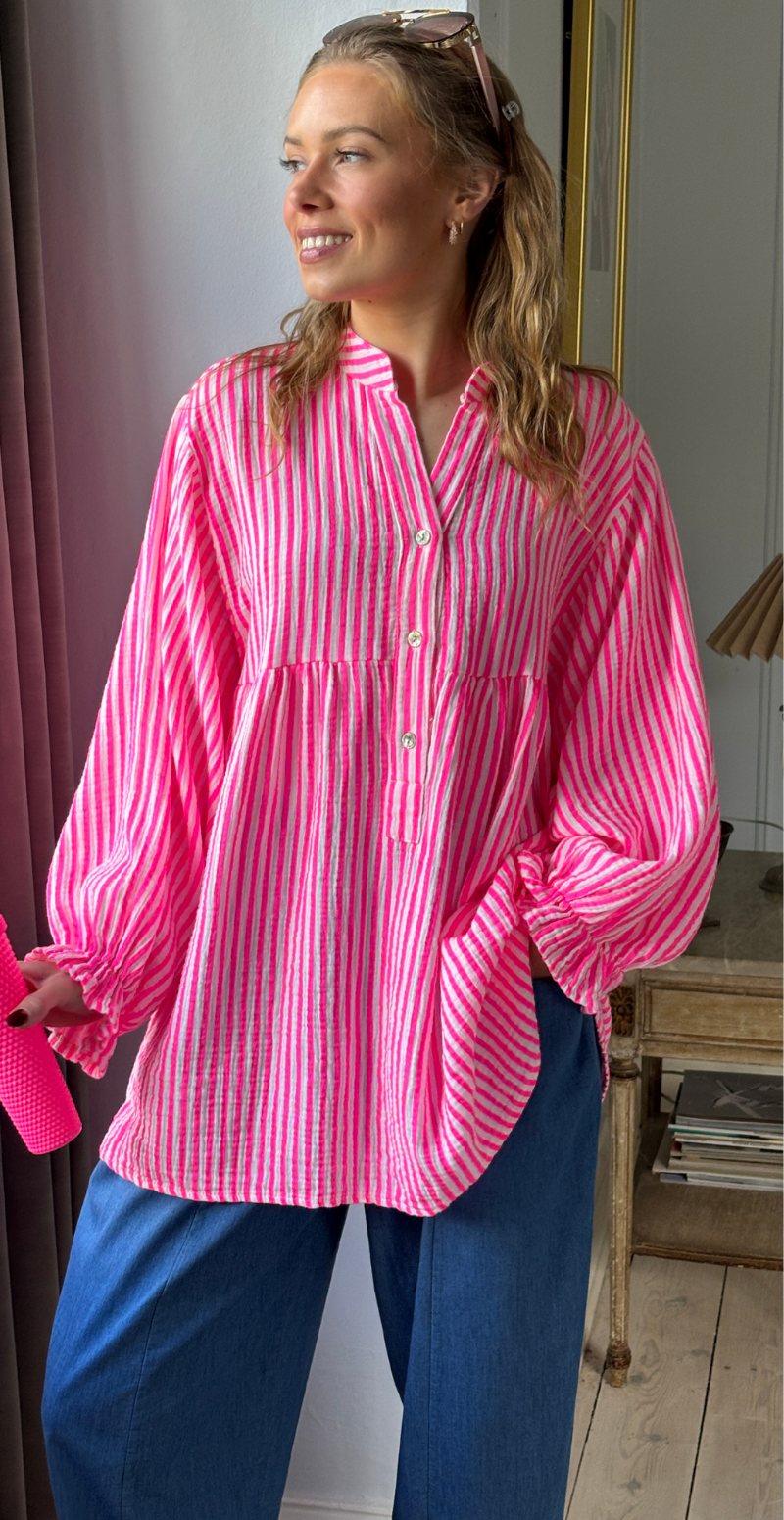 Zelina stribet bluse i musselin med vidde og ballonærmer fuxia LikeLondon