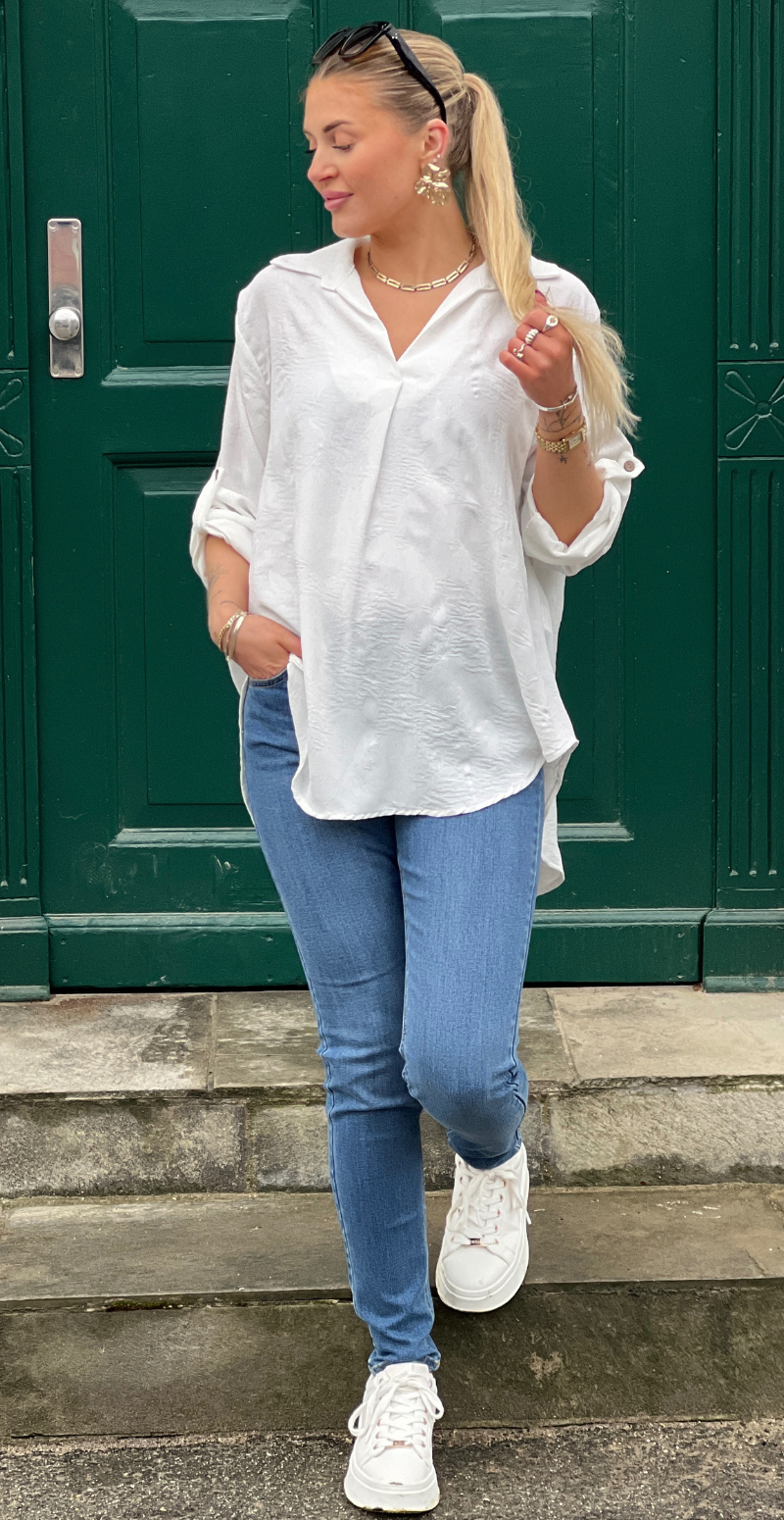 Amanda bluse med præget mønster og krave hvid LikeLondon