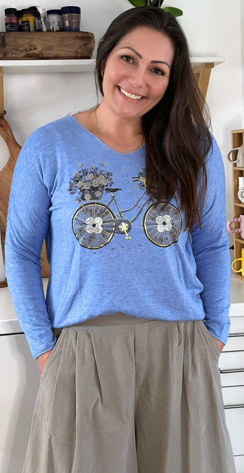Elva bluse med v-hals og cykelmotiv blå LikeLondon By Christina