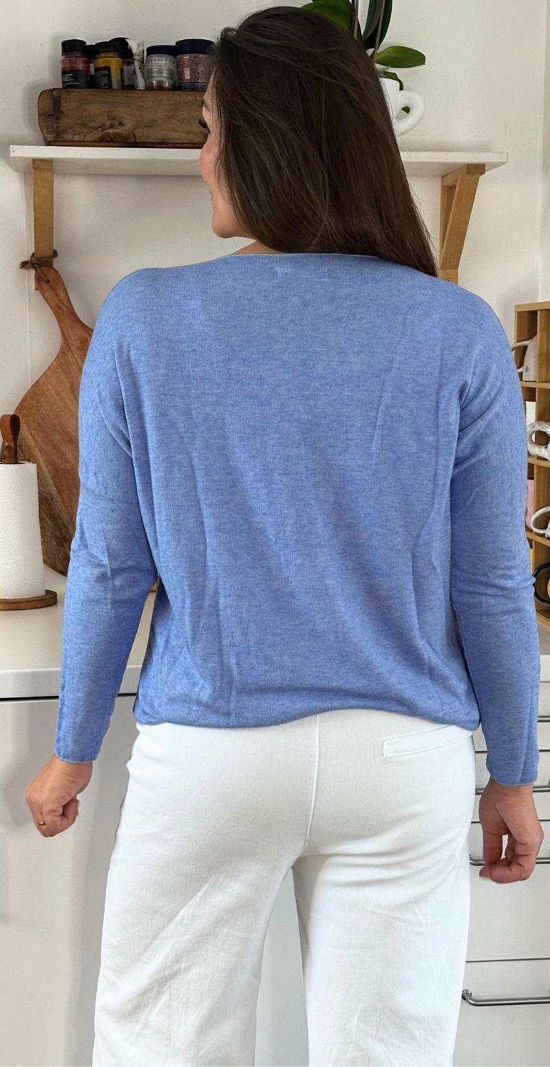 Elva bluse med v-hals og cykelmotiv blå LikeLondon By Christina