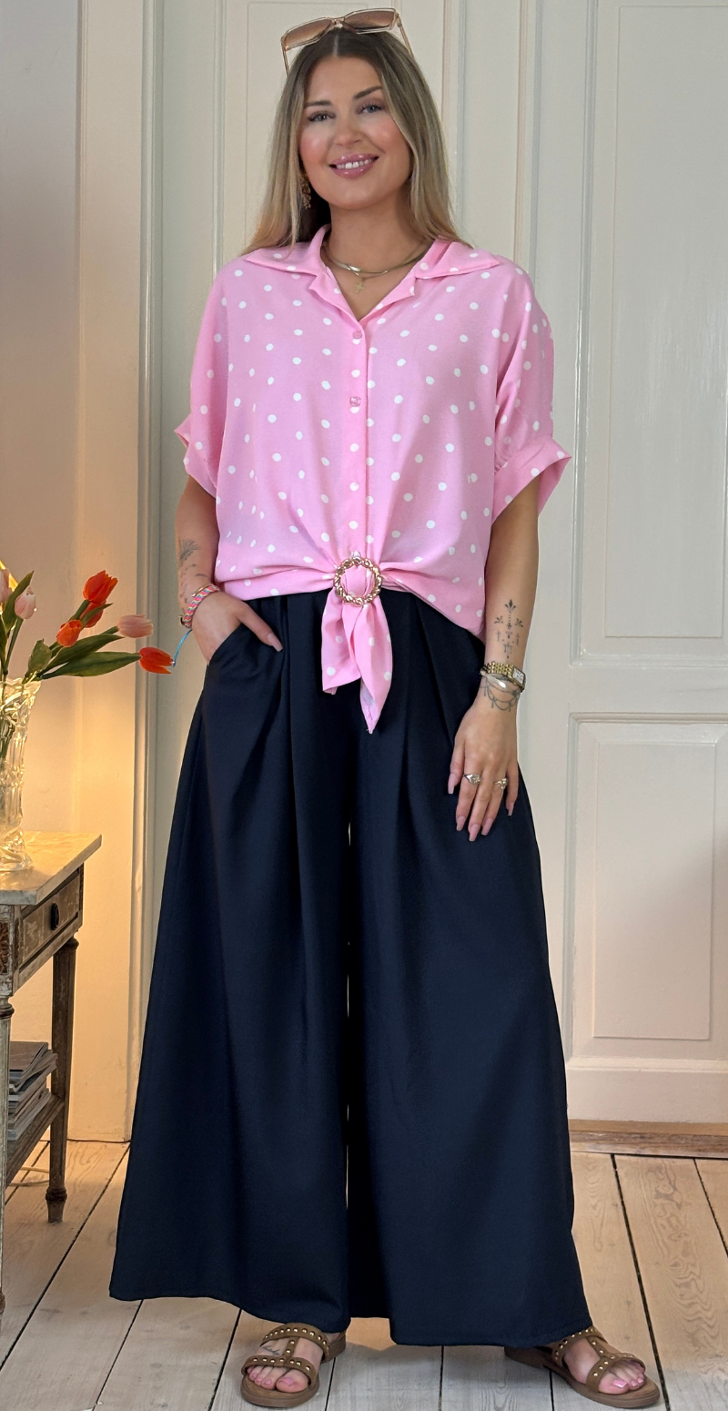 Nikolina skjortebluse med polkaprikker og spænde pink LikeLondon