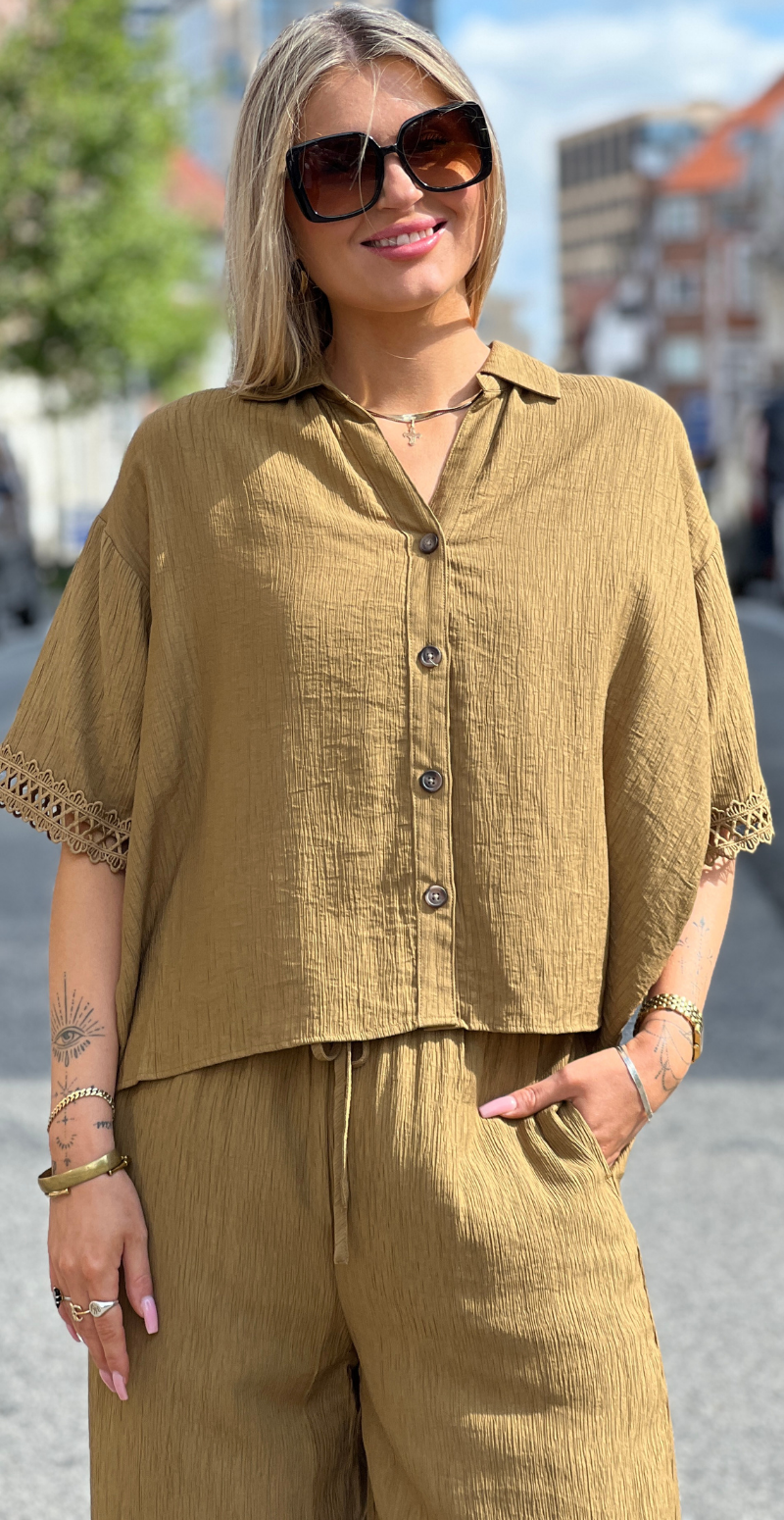 Regina skjortebluse med blondekant oliven LikeLondon