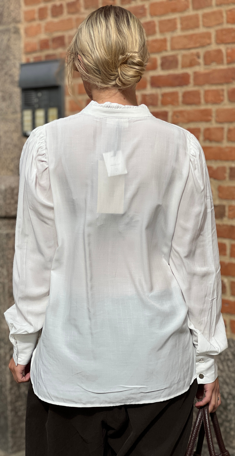April bluse med flæse off white Freequent