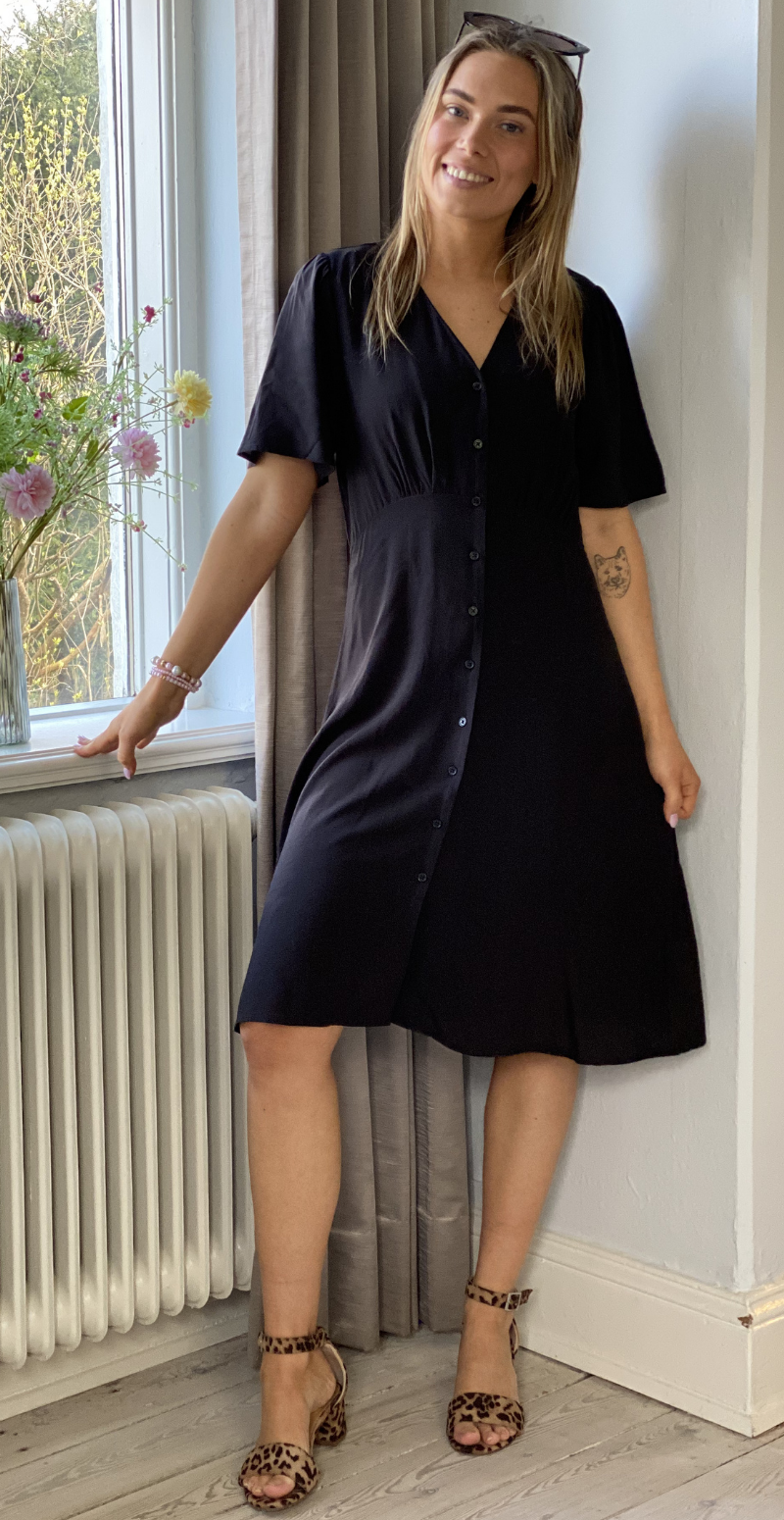 Joella kort kjole med v-hals meteorite B.young