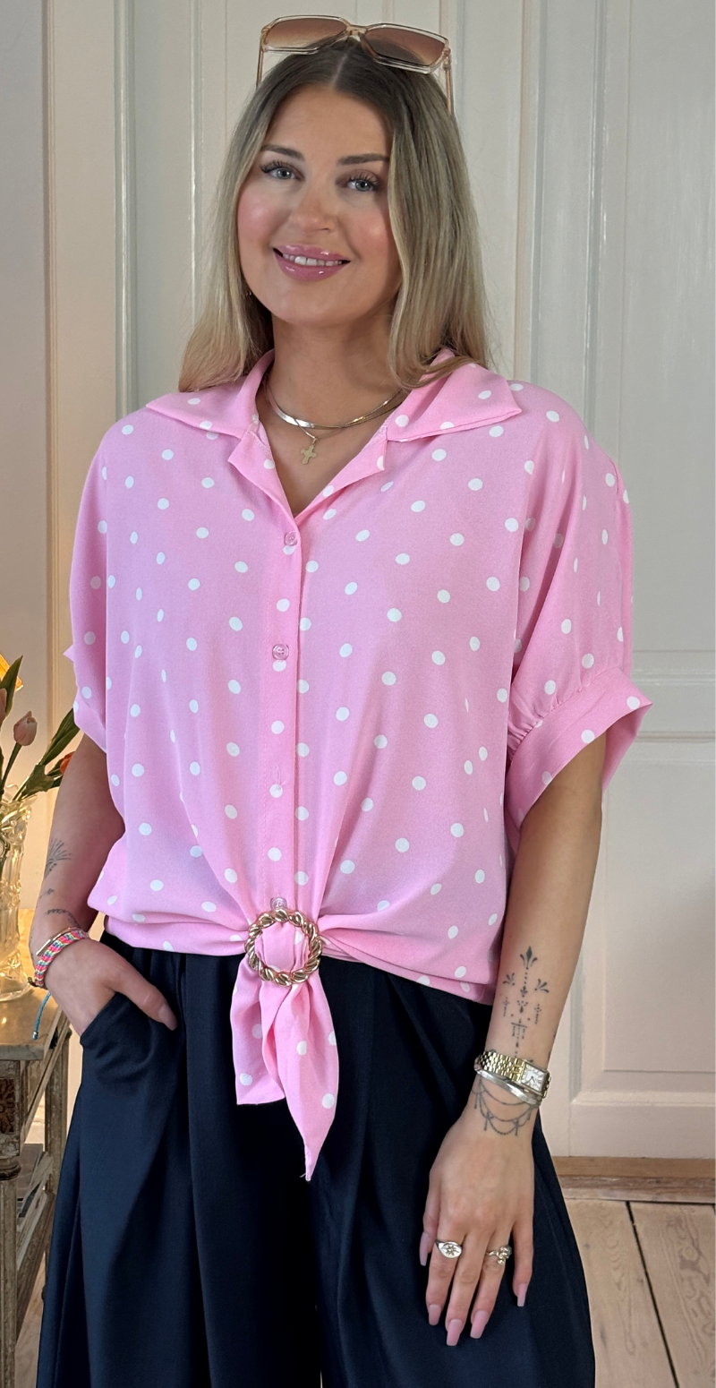 Nikolina skjortebluse med polkaprikker og spænde pink LikeLondon