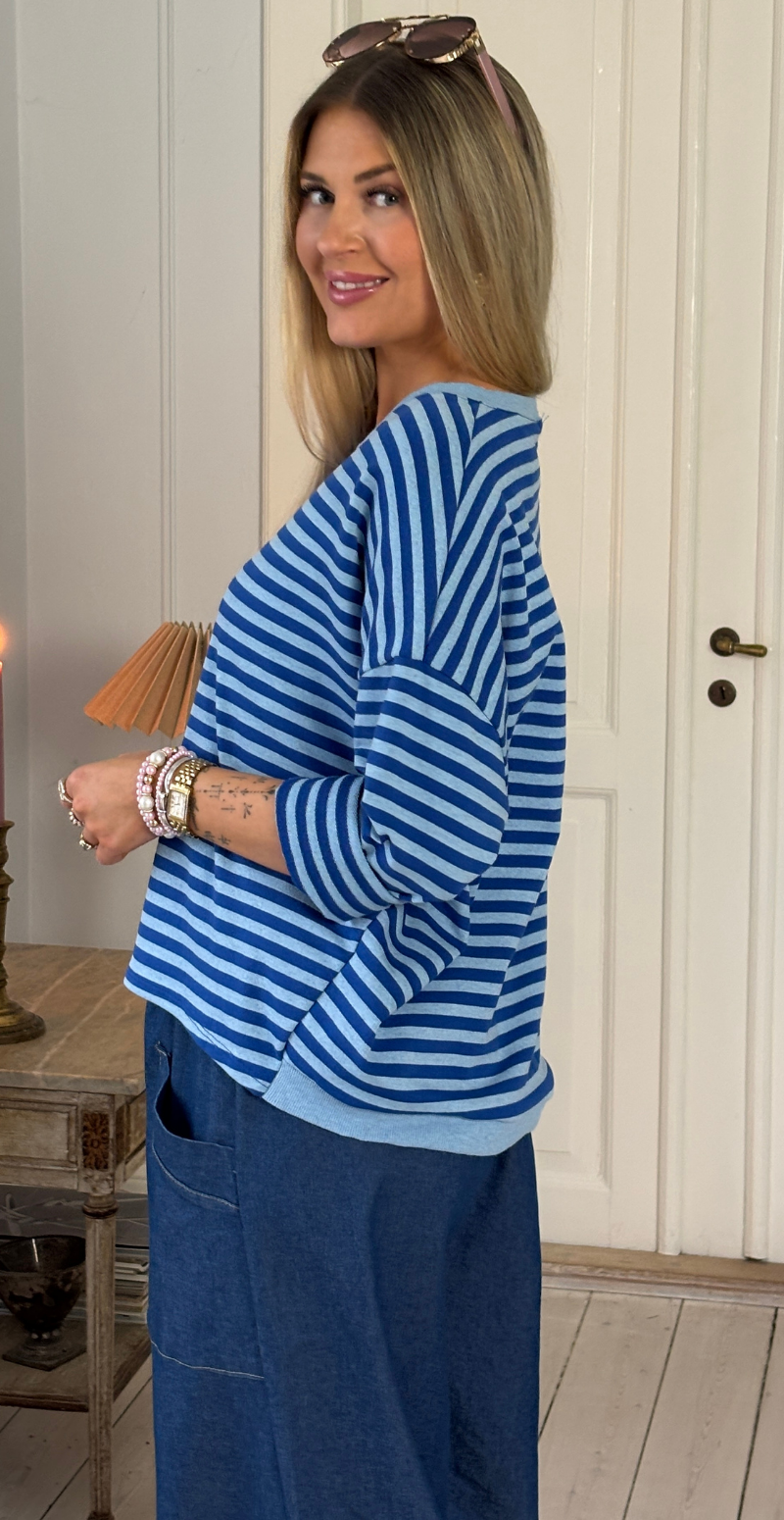 Forudbestil uge 7 Zenia bluse i oversized pasform med striber royal blue LikeLondon