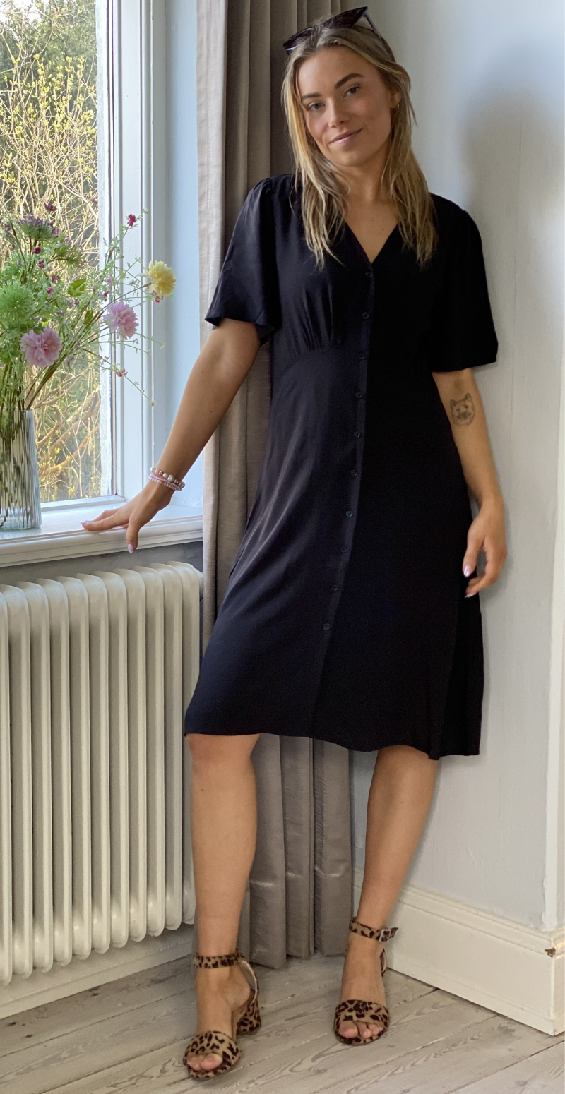 Joella kort kjole med v-hals meteorite B.young